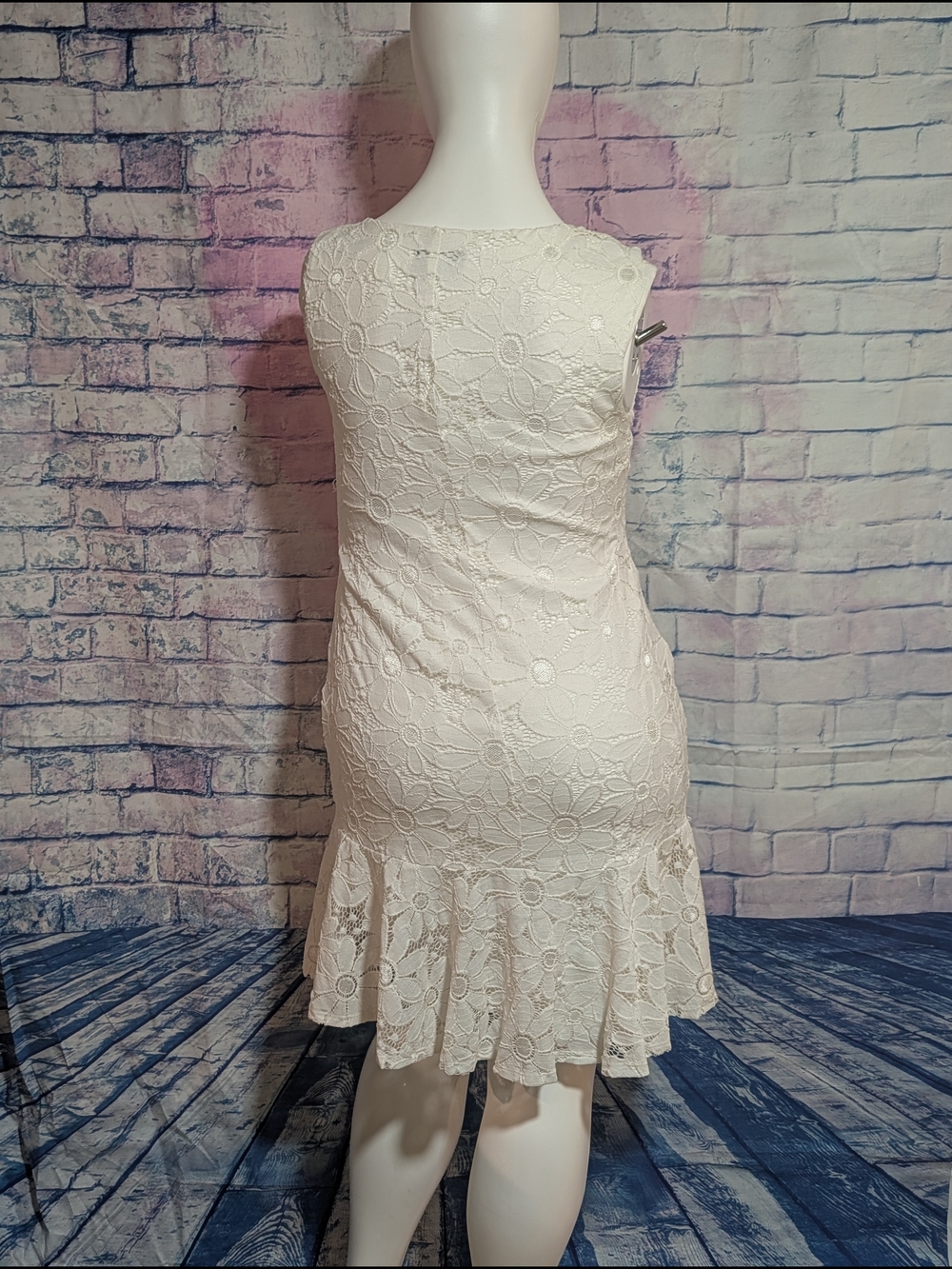 Sleeveless Cream Lace Flounce Dress - Picture 3 of 5
